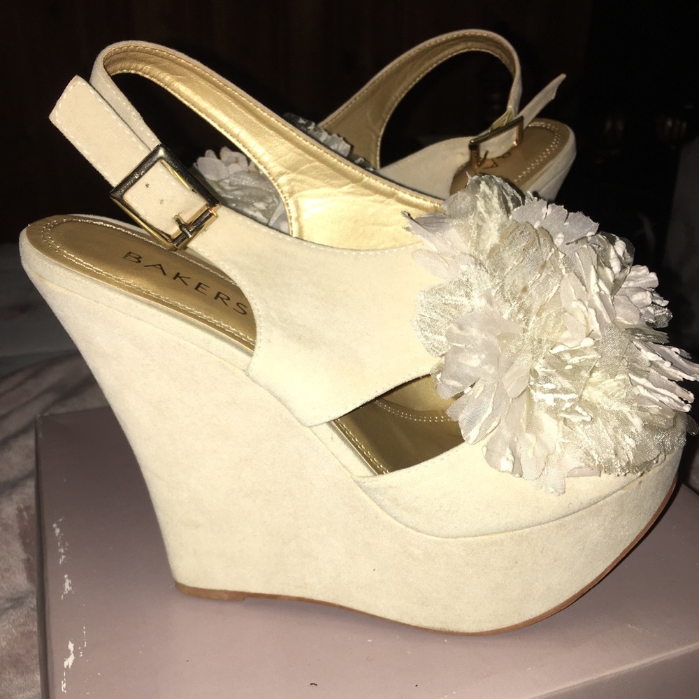 sandals Bakers size: 9 cream beige wedges shoes
